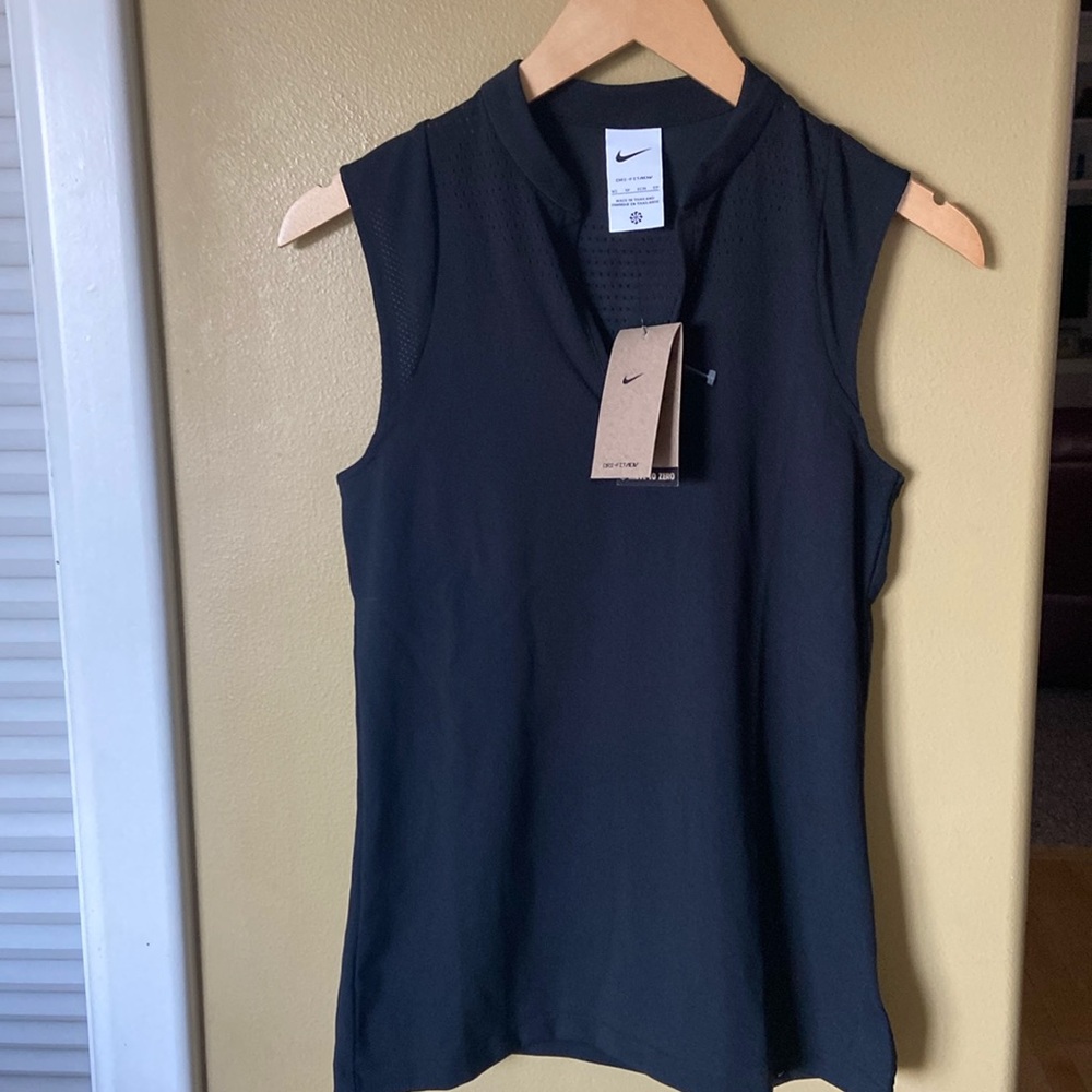 NWT NIKE WOMEN’S GOLF TOP. PRICE IS FIRM